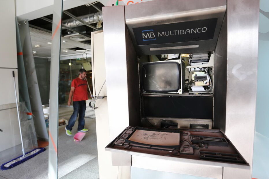 Assaltantes deixaram para trás rasto de destruição