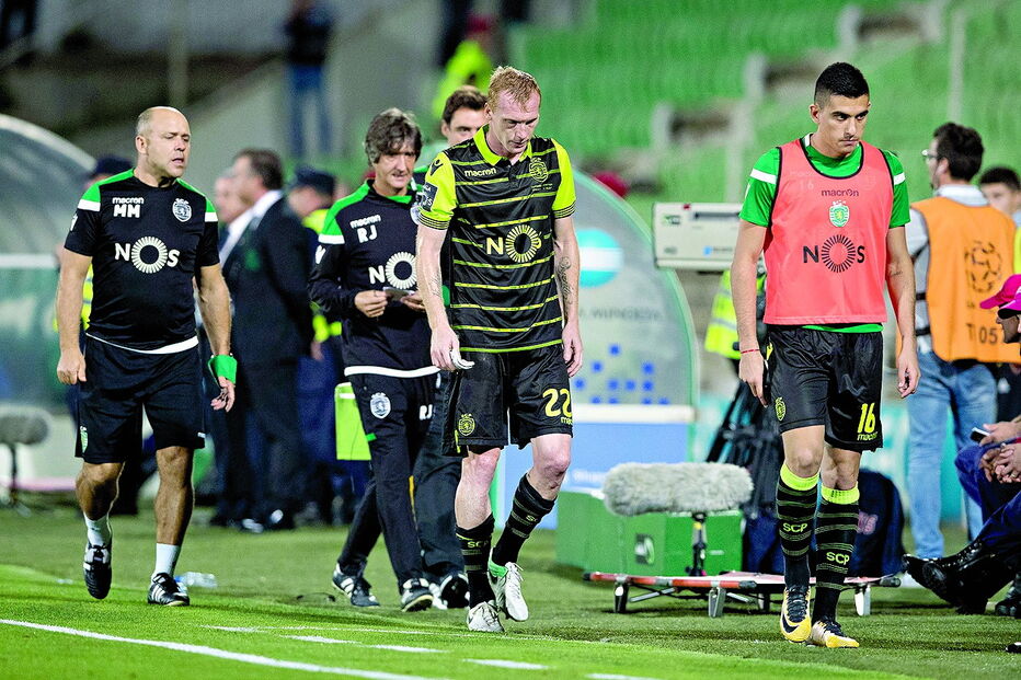 Mathieu saiu lesionado no jogo de Vila do Conde ainda durante a primeira parte