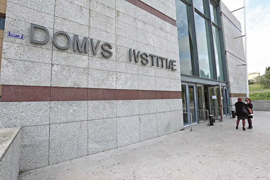 Processos decorreram no Tribunal de Família e Menores da Comarca de Loures. Advogada do homem diz que o caso não tem “resolução à vista”