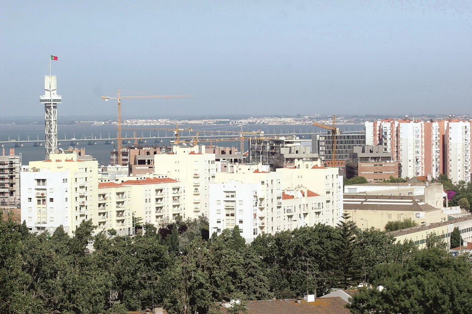 O aumento das taxas de juro, nos próximos anos, poderá criar dificuldades às famílias que estão a comprar casa 