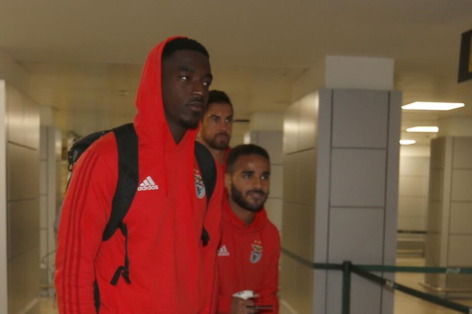 Partida do Benfica no Aeroporto Humberto Delgado, em direção a Inglaterra