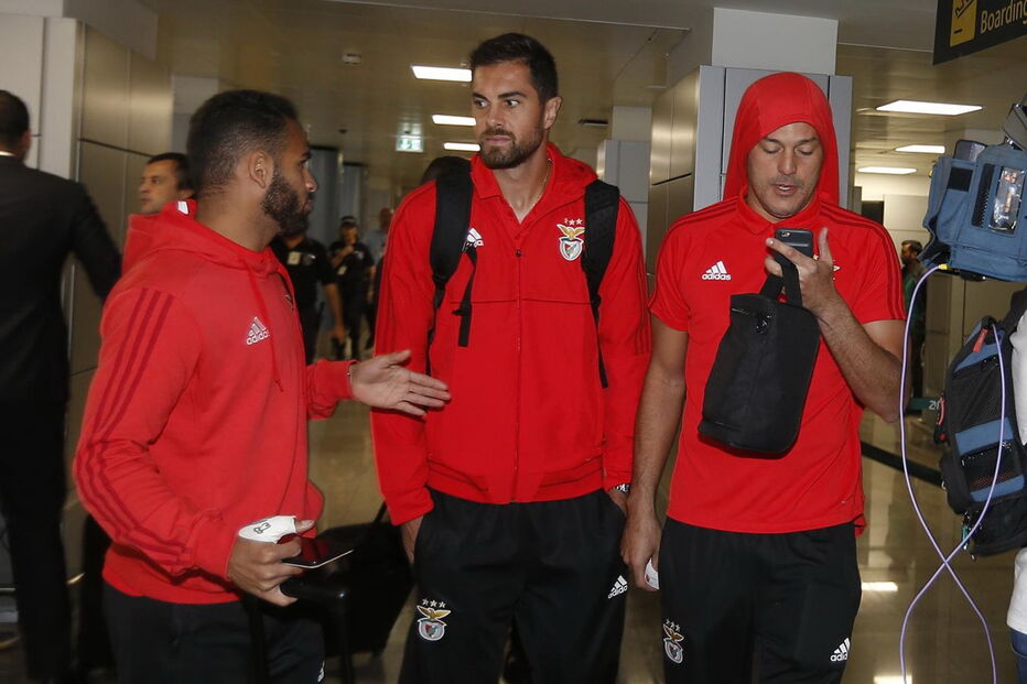 Partida do Benfica no Aeroporto Humberto Delgado, em direção a Inglaterra