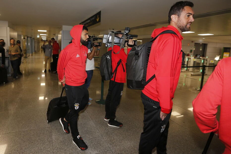 Partida do Benfica no Aeroporto Humberto Delgado, em direção a Inglaterra