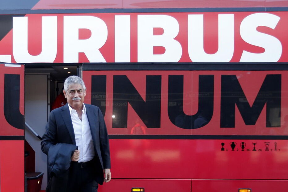 Partida do Benfica no Aeroporto Humberto Delgado, em direção a Inglaterra