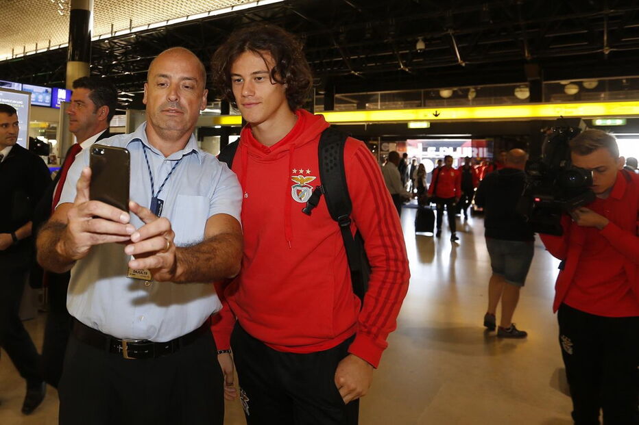 Partida do Benfica no Aeroporto Humberto Delgado, em direção a Inglaterra
