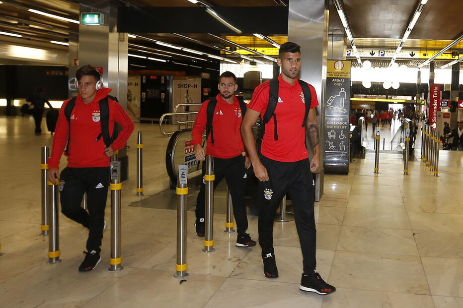 Partida do Benfica no Aeroporto Humberto Delgado, em direção a Inglaterra