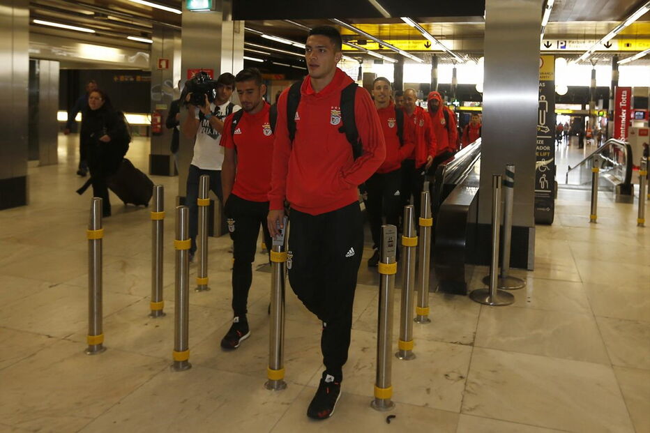 Partida do Benfica no Aeroporto Humberto Delgado, em direção a Inglaterra