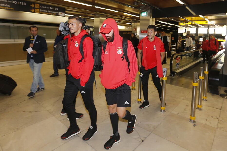 Partida do Benfica no Aeroporto Humberto Delgado, em direção a Inglaterra