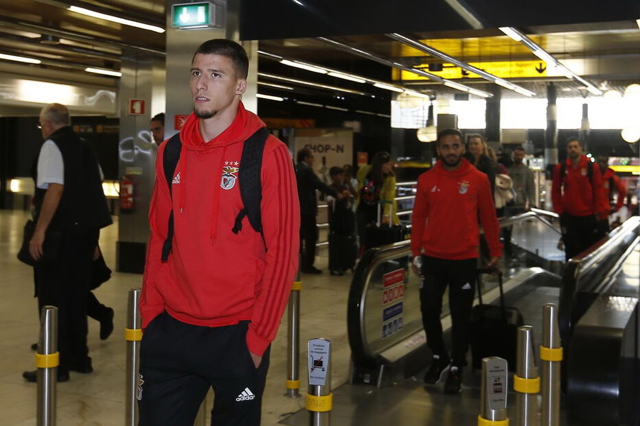 Partida do Benfica no Aeroporto Humberto Delgado, em direção a Inglaterra