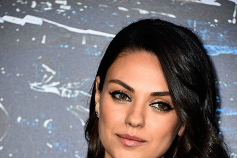 Filha de Mila Kunis bebe vinho desde que nasceu