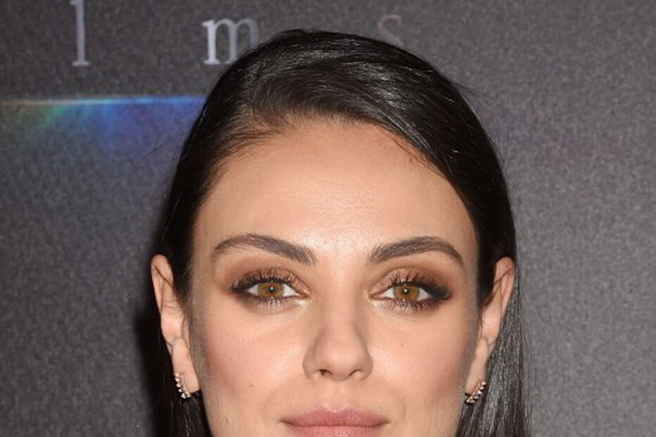 Filha de Mila Kunis bebe vinho desde que nasceu