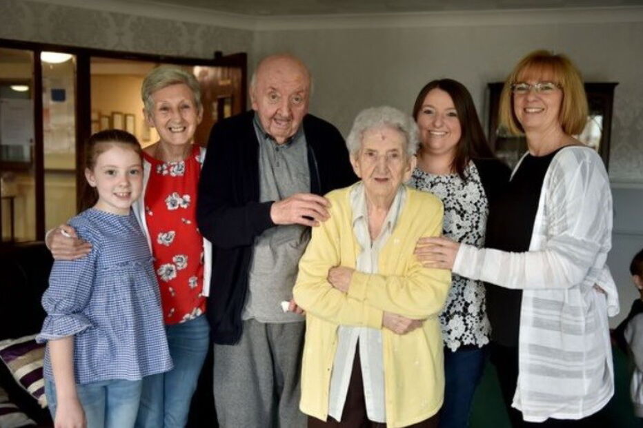 Mãe de 98 anos muda-se para lar de idosos para cuidar do filho de 80 anos