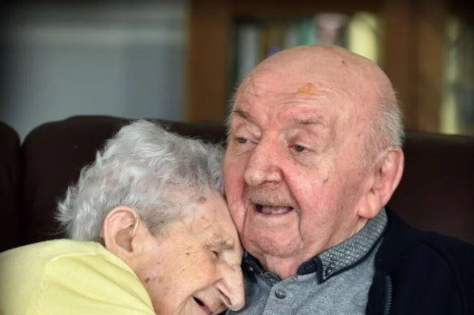 Mãe de 98 anos muda-se para lar de idosos para cuidar do filho de 80 anos