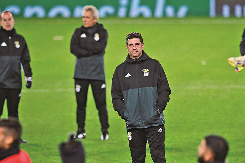 Rui Vitória ainda acredita no apuramento para os ‘oitavos’. O treinador do Benfica orientou ontem em Old Trafford o último treino antes do jogo decisivo desta noite 