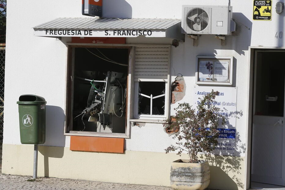 Ladrões destruíram caixa ATM da Junta de Freguesia de São Francisco, Alcochete, e depois atacaram em Abrantes