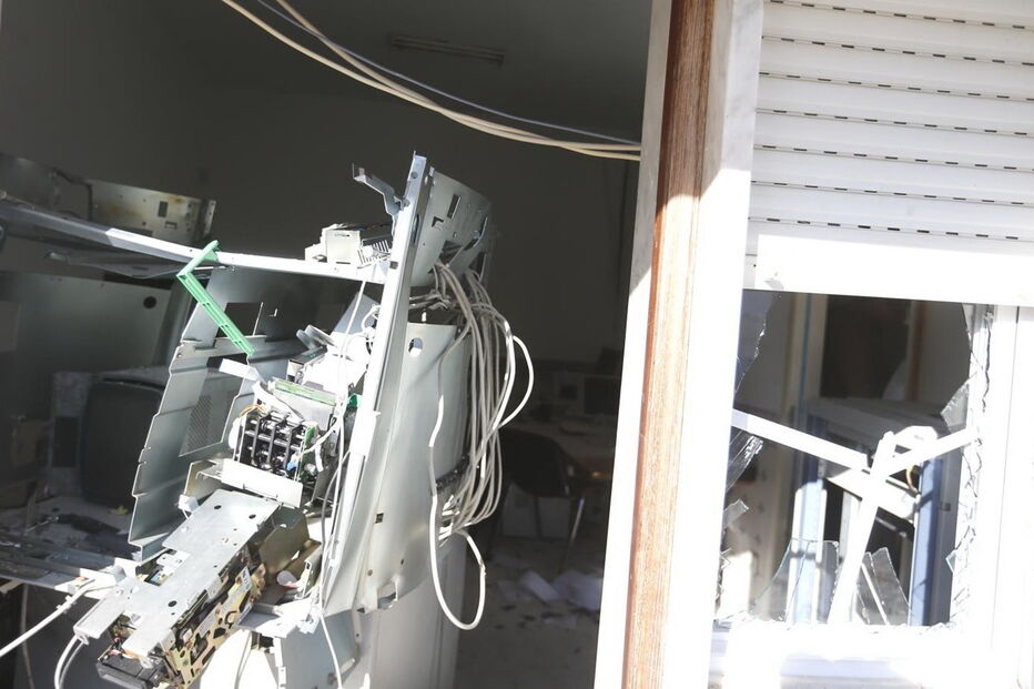 Ladrões destruíram caixa ATM da Junta de Freguesia de São Francisco, Alcochete, e depois atacaram em Abrantes