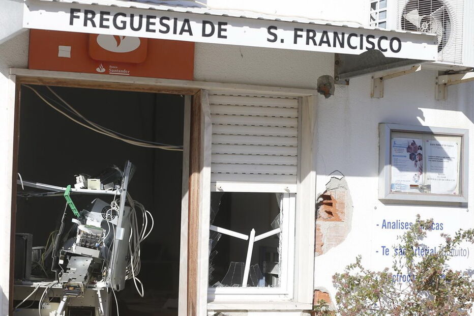Ladrões destruíram caixa ATM da Junta de Freguesia de São Francisco, Alcochete, e depois atacaram em Abrantes