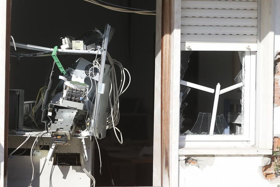 Ladrões destruíram caixa ATM da Junta de Freguesia de São Francisco, Alcochete, e depois atacaram em Abrantes