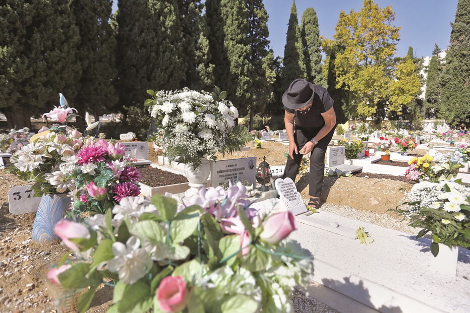 Data religiosa leva milhares de católicos às campas dos entes queridos