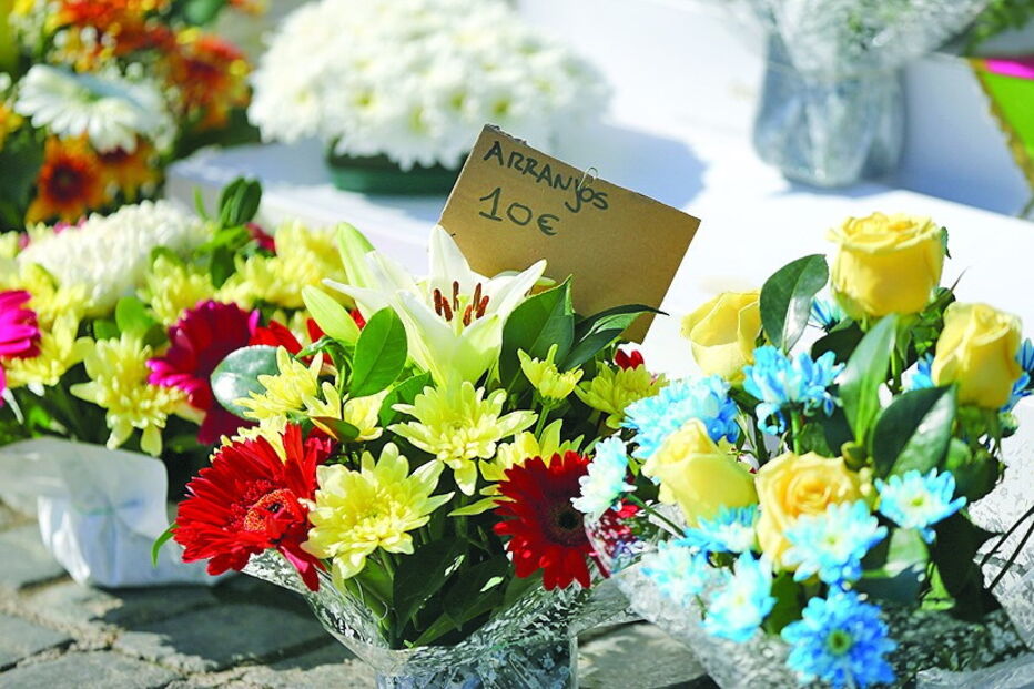 Arranjos florais também são opção entre os fiéis para decorar campas   