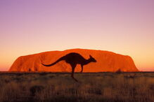 Monólito vermelho Uluru é um lugar sagrado aborígene situado no deserto do centro da Austrália