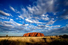 Monólito vermelho Uluru é um lugar sagrado aborígene situado no deserto do centro da Austrália