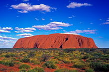 Monólito vermelho Uluru é um lugar sagrado aborígene situado no deserto do centro da Austrália