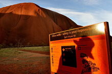 Monólito vermelho Uluru é um lugar sagrado aborígene situado no deserto do centro da Austrália