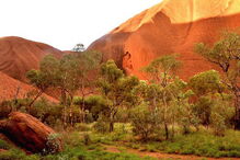 Monólito vermelho Uluru é um lugar sagrado aborígene situado no deserto do centro da Austrália