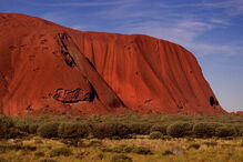 Monólito vermelho Uluru é um lugar sagrado aborígene situado no deserto do centro da Austrália