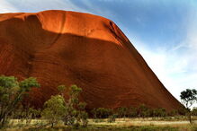 Monólito vermelho Uluru é um lugar sagrado aborígene situado no deserto do centro da Austrália