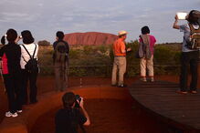 Monólito vermelho Uluru é um lugar sagrado aborígene situado no deserto do centro da Austrália