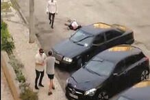 Irmãos com cadastro foram filmados por moradores a pontapearem na cabeça e no tronco um jovem de 24 anos, que não reage. Vítima ficou em estado grave    