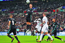 Cristiano Ronaldo ganha lance nas alturas. Mas perdeu o jogo