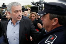 Mourinho à saída da audição num tribunal de Madrid