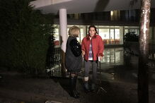 Lídia da Conceição (à direita) recebeu, ontem, a visita da irmã Dulce no centro de reabilitação. Vítima não anda sozinha e tem muita dificuldade em falar