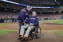 Os ex-presidentes americanos George H. W. Bush e o filho George W. Bush