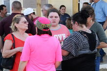 Familiares e amigos das vítimas juntaram-se junto à igreja após o ataque