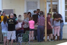 Familiares e amigos das vítimas juntaram-se junto à igreja após o ataque