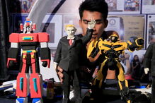 Elmer Padilla criou boneco de Trump feito de restos de sandálias