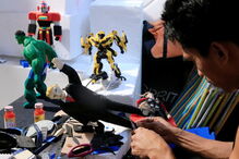 Elmer Padilla criou boneco de Trump feito de restos de sandálias