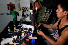 Elmer Padilla criou boneco de Trump feito de restos de sandálias