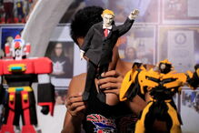 Elmer Padilla criou boneco de Trump feito de restos de sandálias