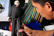 Elmer Padilla criou boneco de Trump feito de restos de sandálias