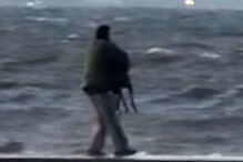 Homens atiram cães para mar gelado 