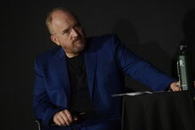 O ator e comediante americano Louis C. K.