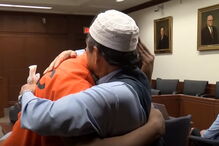 Pai muçulmano perdoa e abraça homem que matou o filho