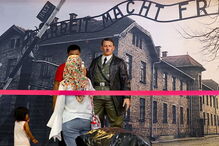 Visitantes tiram 'selfies' com figura de cera de Hilter em museu indonésio