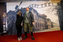 Visitantes tiram 'selfies' com figura de cera de Hilter em museu indonésio