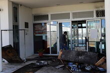 Incêndio começou numa sala, destruída por completo. Alerta chegou aos Bombeiros da Amadora às 04h17